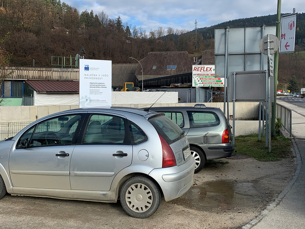 Spominska tabla na območju Ravne II