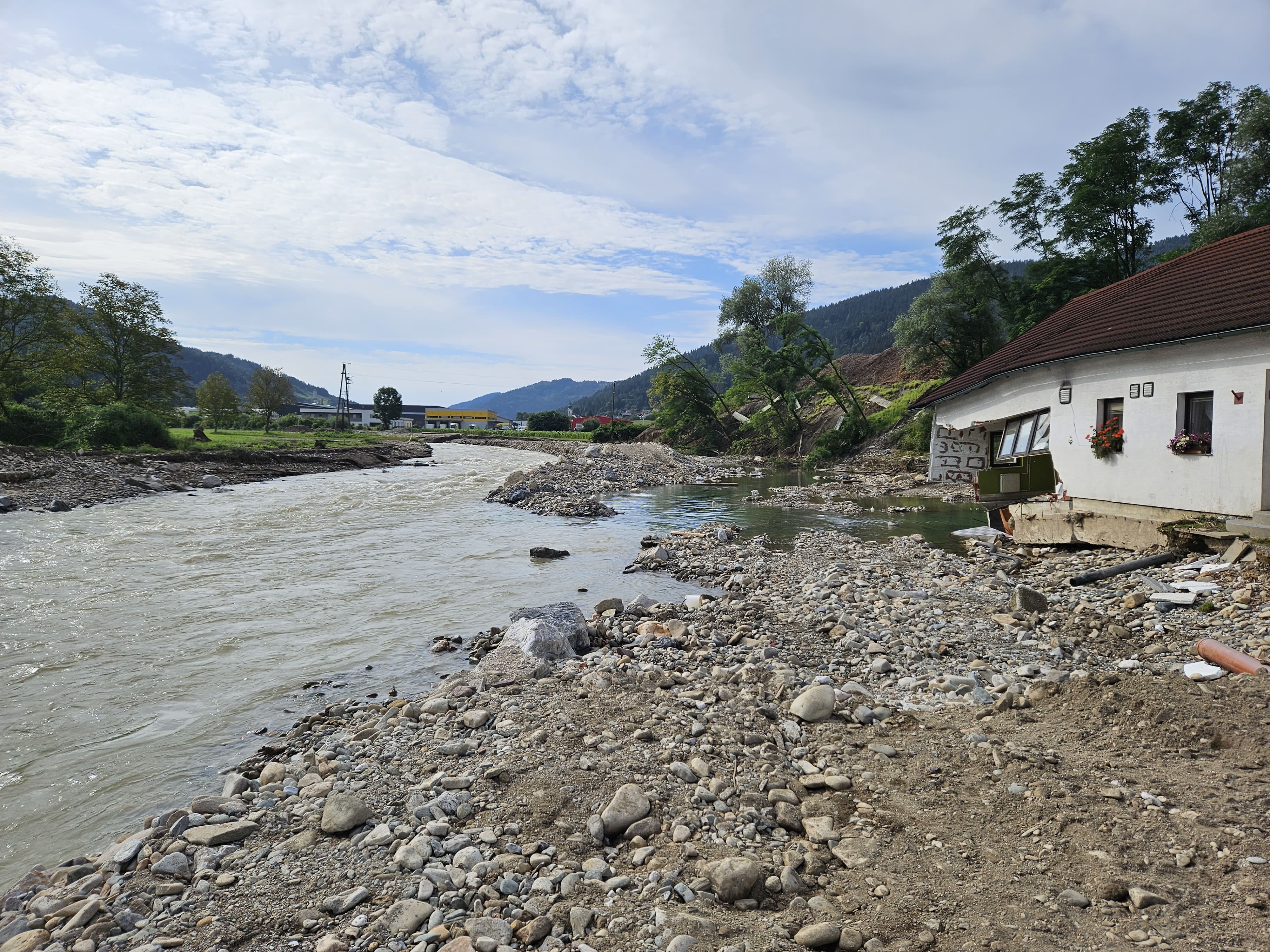Razdejanje, ki so ga na obravnavanem odseku Mislinje povzročile poplave avgusta 2023. (Foto: DRSV, avgust 2023). Razdejanje, ki so ga na obravnavanem odseku Mislinje povzročile poplave avgusta 2023. (Foto: DRSV, avgust 2023).