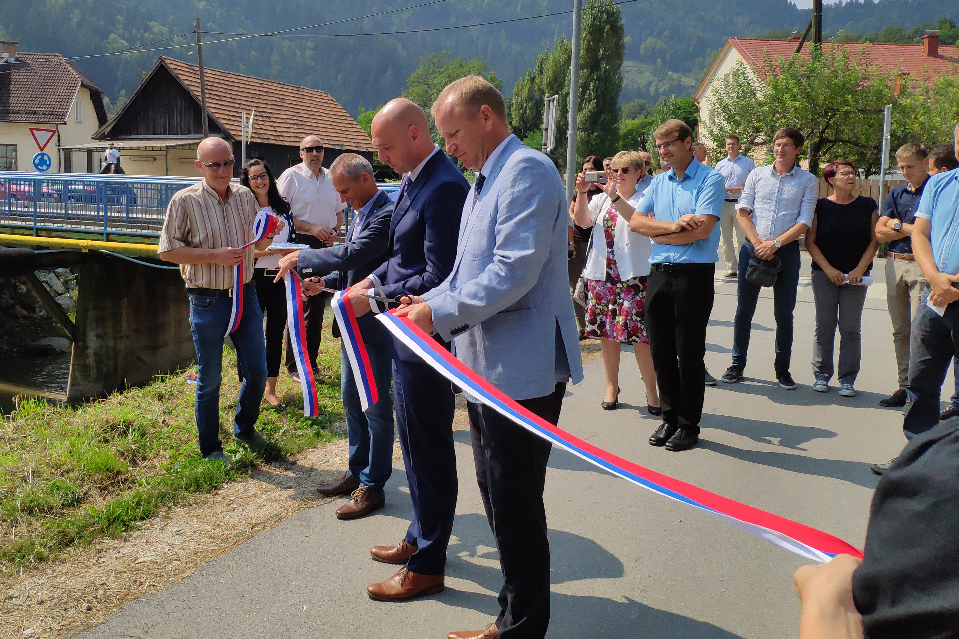 Slika 2: Slavnostna otvoritev Ukrepa Prevalje – simbolično rezanje traku (B. Grajfoner)