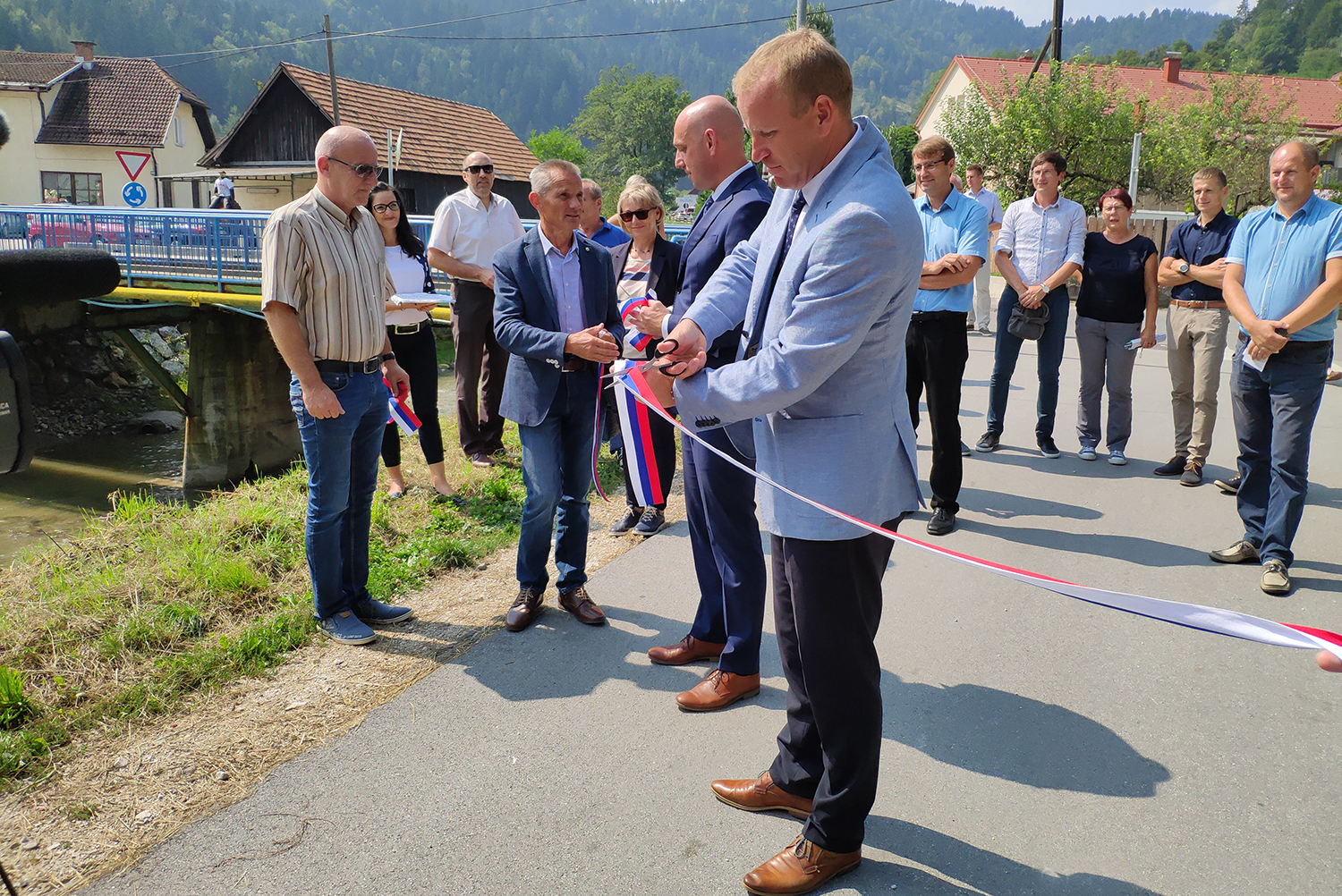 Simbolično rezanje traku (Foto: B. Grajfoner) Slika 4: Slavnostna otvoritev Ukrepa Prevalje – simbolično rezanje traku