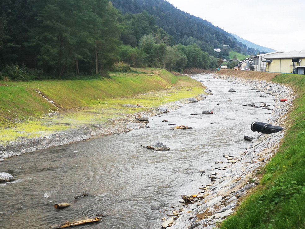 Pogled na izvedene ureditve na območju ob industrijskih obratih (Petra Kralj) Pogled na izvedene ureditve na območju ob industrijskih obratih (Petra Kralj)