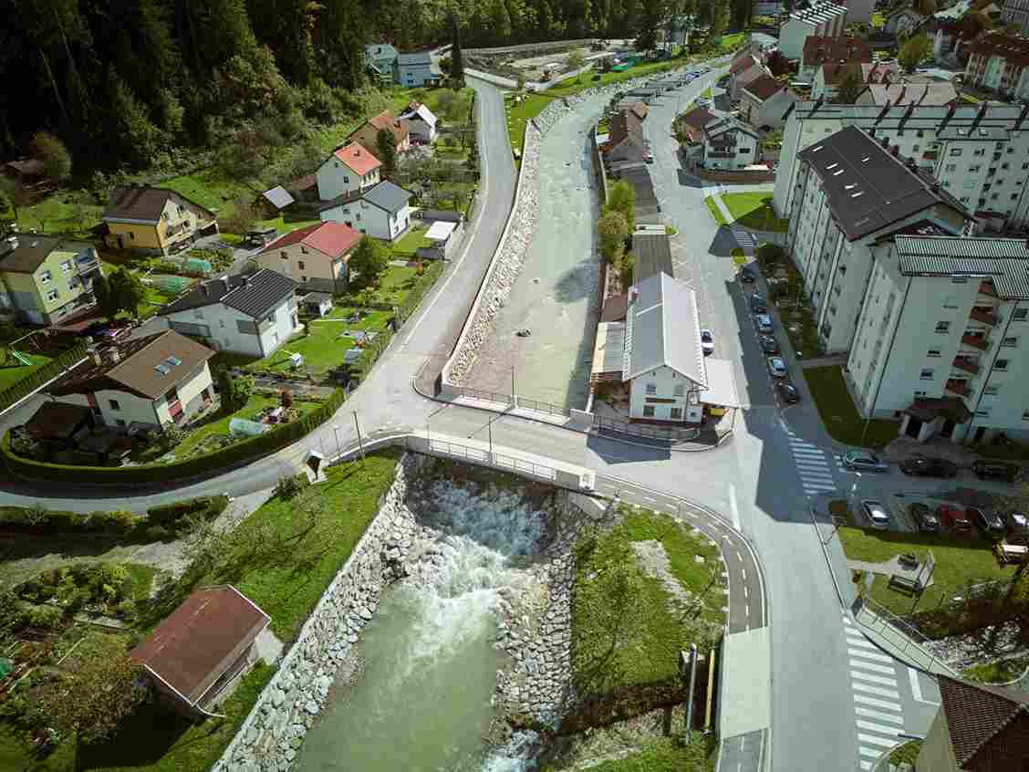 Končne ureditve na reki Meži v Mežici (Foto: Jernej Perdan, september 2024) Končne ureditve na reki Meži v Mežici (Foto: Jernej Perdan, september 2024)