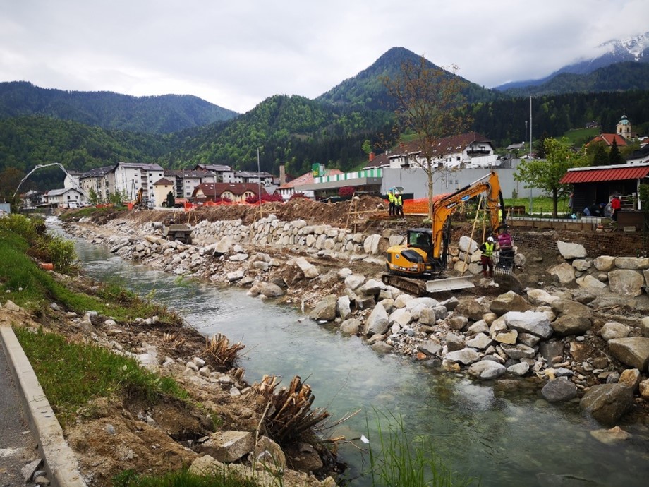 Gradbišče v Mežici pred visokimi vodami (Foto: Petra Kralj, april 2023). Gradbišče v Mežici pred visokimi vodami (Foto: Petra Kralj, april 2023).