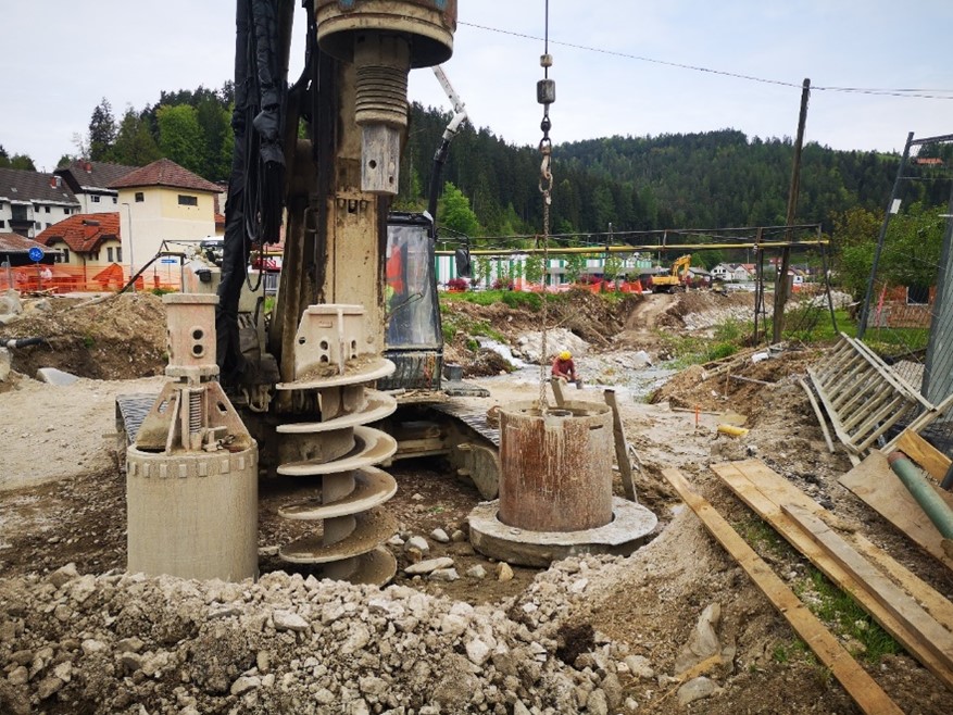 Pilotiranje Roblekovega mostu (Foto: Petra Kralj, april 2023). Pilotiranje Roblekovega mostu (Foto: Petra Kralj, april 2023).