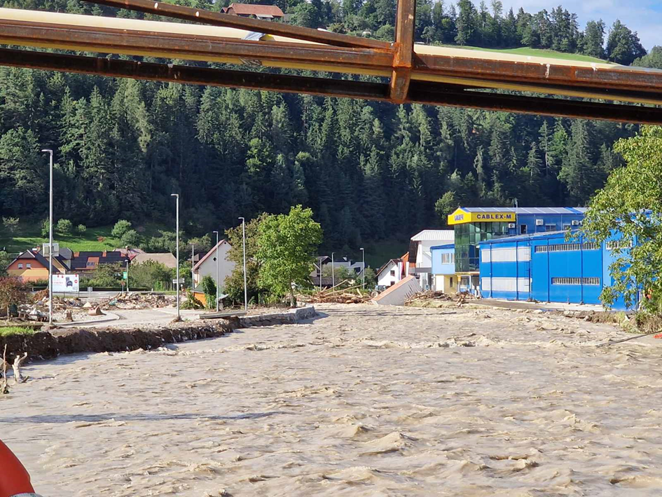 Narasla reka in škoda ob poplavah (Foto: DRSV, avgust 2024) Narasla reka in škoda ob poplavah (Foto: DRSV, avgust 2024)