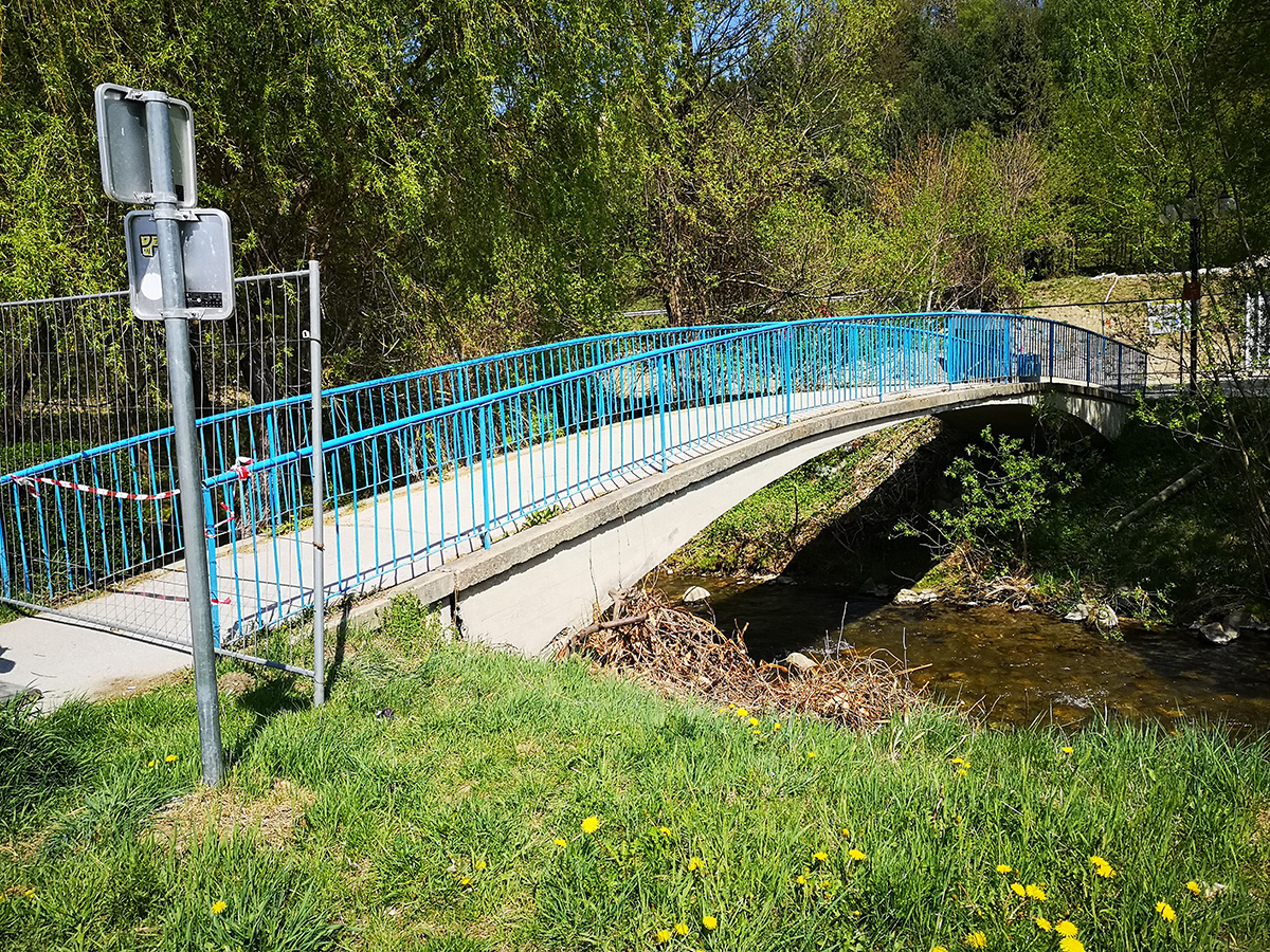 Obstoječa brv za pešce na Mislinji pri kopališču, ki jo bo potrebno nadomestiti z novo. (Foto: Petra Kralj, DRSV) Slika 2: Obstoječa brv za pešce na Mislinji pri kopališču, ki jo bo potrebno nadomestiti z novo.
