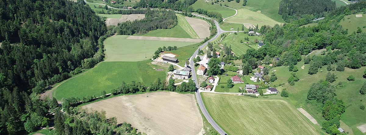 V načrtu je izgradnja suhega visokovodnega zadrževalnika na Poljani, s ciljem zmanjšati poplavno ogroženost urbaniziranih območij ob reki Meži. (Avtor: Neven Verdnik, VGP Drava Ptuj d.o.o.) Poljana