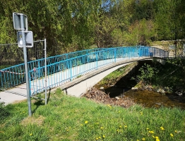 Obstoječa brv za pešce na Mislinji pri kopališču, ki jo bo potrebno nadomestiti z novo. Brv na Mislinji