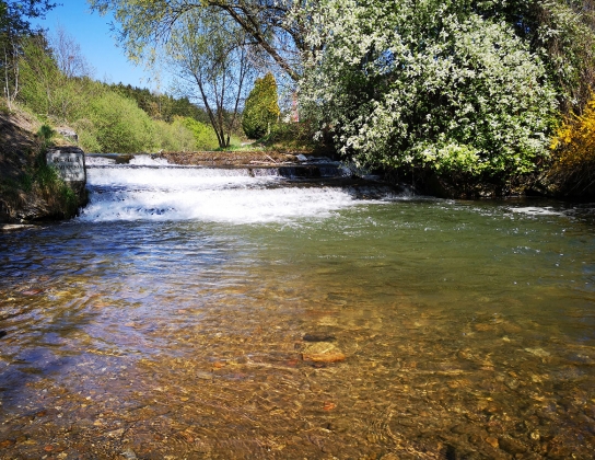 Obstoječi jez na Mislinji v Slovenj Gradcu, ki ga bo potrebno rekonstruirati. Jez na Mislinji